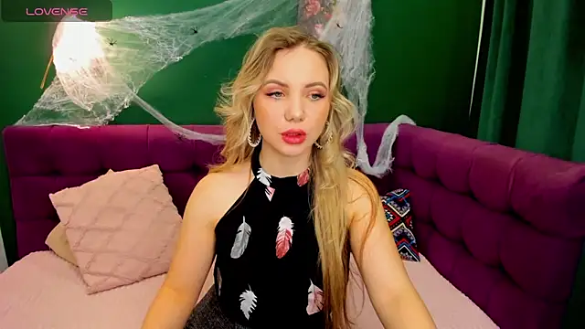 Snapshot of EvaMoran chatting on 10/25/25, 01:38 EvaMoran online show from 10/25/25, 01:38