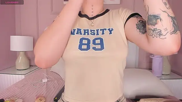 Snapshot of Danee_19_ chatting on 12/18/25, 10:19 Danee 19 online show from 12/18/25, 10:19