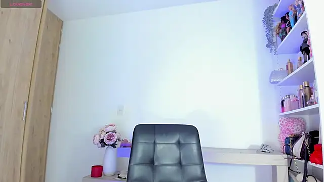 Snapshot of khloelatin chatting on 11/18/25, 09:51 khloelatin online show from 11/18/25, 09:51