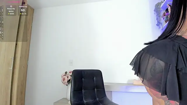 Snapshot of khloelatin chatting on 10/04/25, 10:22 khloelatin online show from 10/04/25, 10:22