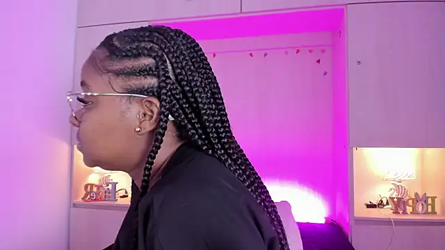 Snapshot of tamaraa_smiith chatting on 12/20/25, 07:50 tamaraa smiith online show from 12/20/25, 07:50