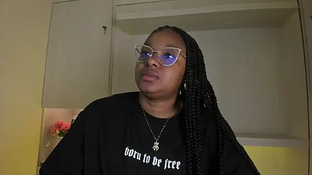 Snapshot of tamaraa_smiith chatting on 02/22/26, 12:18 tamaraa smiith online show from 02/22/26, 12:18