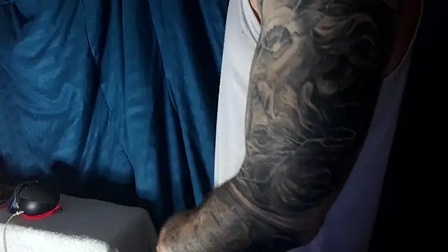 Snapshot of Kenner_fox77 chatting on 12/29/24, 07:39 Kenner fox77 online show from 12/29/24, 07:39