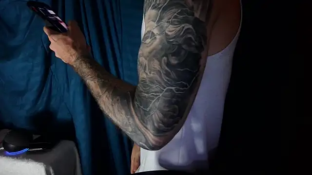 Snapshot of Kenner_fox77 chatting on 12/31/24, 03:23 Kenner fox77 online show from 12/31/24, 03:23