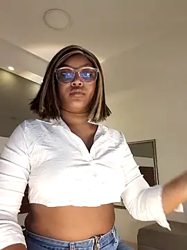 Snapshot of Adelehottman chatting on 11/27/25, 12:05 Adelehottman online show from 11/27/25, 12:05