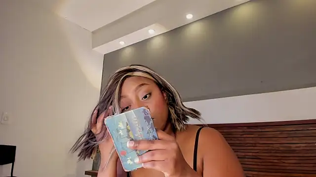 Snapshot of Adelehottman chatting on 11/13/25, 12:09 Adelehottman online show from 11/13/25, 12:09