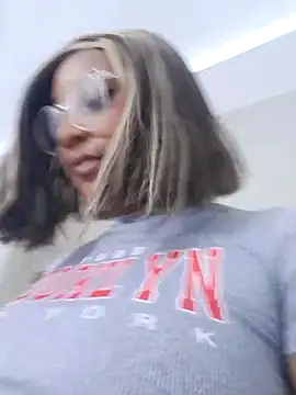 Snapshot of Adelehottman chatting on 11/25/25, 12:16 Adelehottman online show from 11/25/25, 12:16