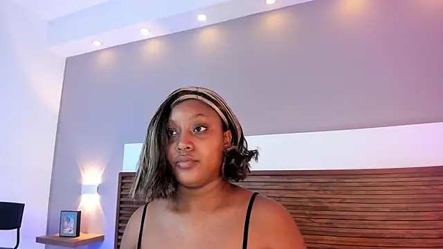 Snapshot of Adelehottman chatting on 02/25/26, 01:33 Adelehottman online show from 02/25/26, 01:33