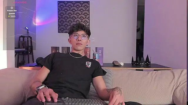 Snapshot of im__thomass chatting on 12/19/25, 02:26 im thomass online show from 12/19/25, 02:26