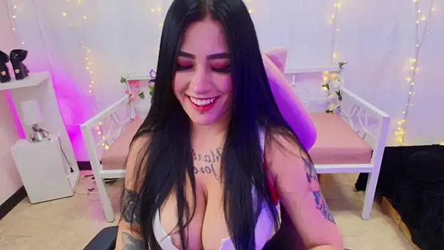 Snapshot of chica_Hetfield chatting on 02/15/25, 03:17 chica Hetfield online show from 02/15/25, 03:17