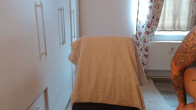 Snapshot of Davinja chatting on 12/03/25, 11:42 Davinja online show from 12/03/25, 11:42