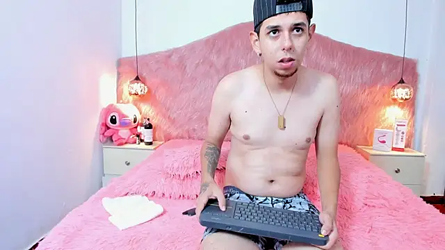 Derek and Skarlet online show from 01/07/26, 04:45