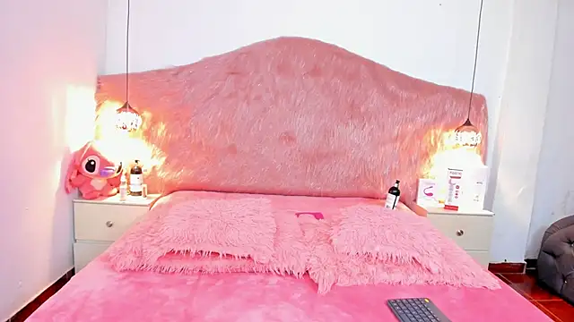 Derek and Skarlet online show from 02/26/26, 10:04