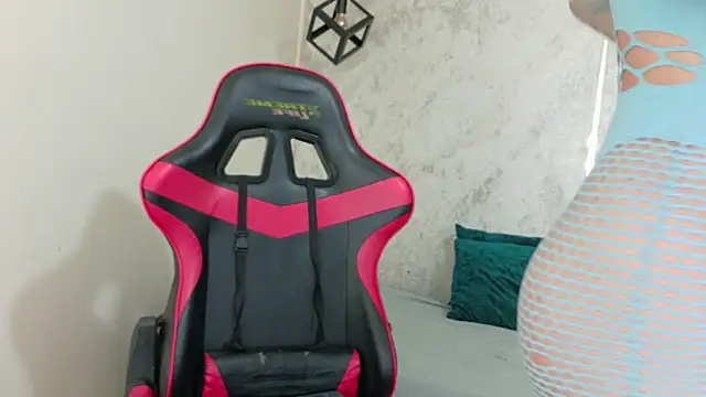 emy 0 online show from 04/12/26, 02:53