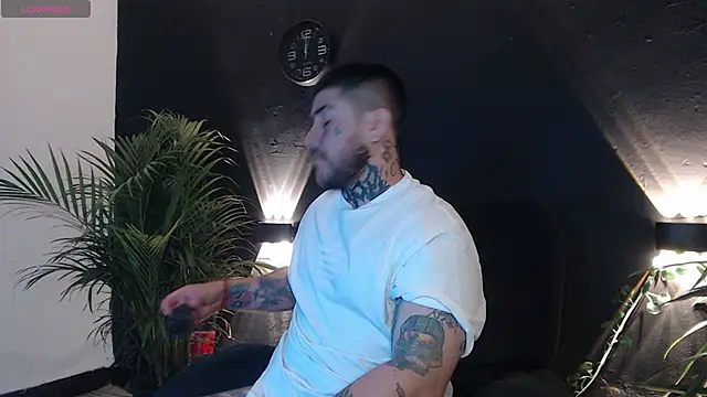 Snapshot of Ash_gusbig chatting on 02/14/25, 03:33 Ash gusbig online show from 02/14/25, 03:33