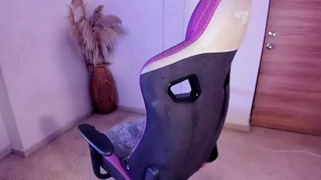 carolinemiller7 online show from 12/05/25, 07:07