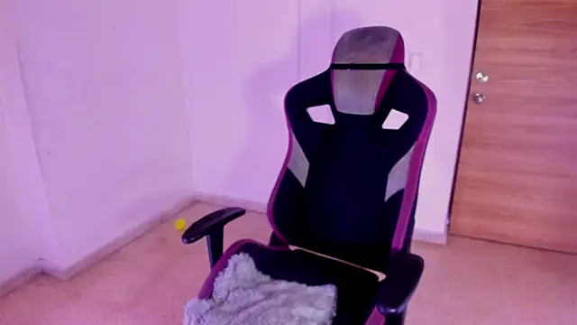 carolinemiller7 online show from 10/25/25, 04:11