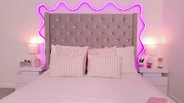 JuliaSUMMERS2022 online show from 04/24/26, 09:17
