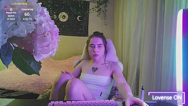 Snapshot of Aurora_workerr chatting on 11/03/25, 10:19 Aurora workerr online show from 11/03/25, 10:19