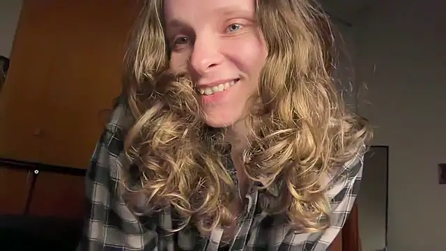 Snapshot of MikkyMoony chatting on 10/25/25, 07:25 MikkyMoony online show from 10/25/25, 07:25