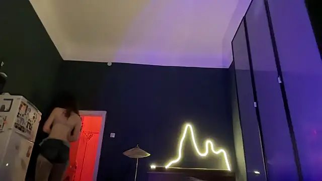 Snapshot of MikkyMoony chatting on 10/09/25, 07:03 MikkyMoony online show from 10/09/25, 07:03