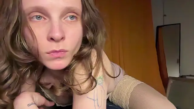 Snapshot of MikkyMoony chatting on 10/26/25, 07:03 MikkyMoony online show from 10/26/25, 07:03