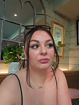Snapshot of Britishbella chatting on 09/19/25, 03:16 Britishbella online show from 09/19/25, 03:16