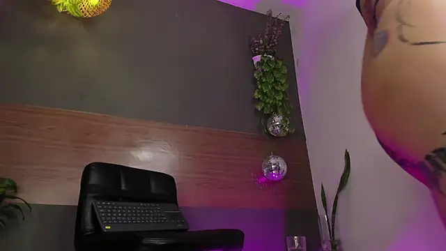 GinebraaFox  online show from 04/15/26, 07:58