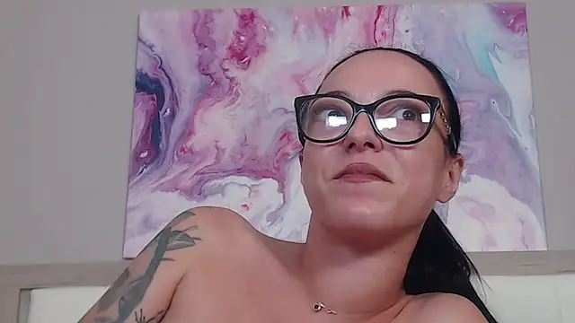 Snapshot of IzabelllNoir chatting on 06/28/26, 03:51 IzabelllNoir online show from 06/28/26, 03:51
