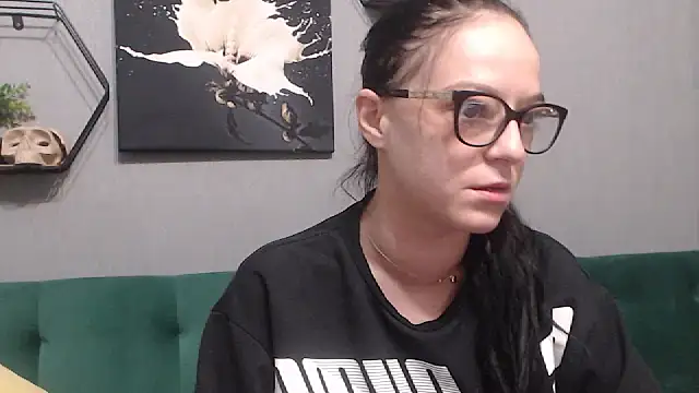 Snapshot of IzabelllNoir chatting on 02/21/25, 08:18 IzabelllNoir online show from 02/21/25, 08:18