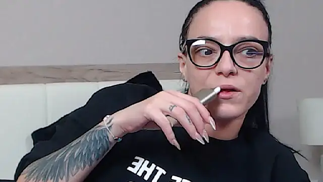 Snapshot of IzabelllNoir chatting on 03/19/25, 12:45 IzabelllNoir online show from 03/19/25, 12:45