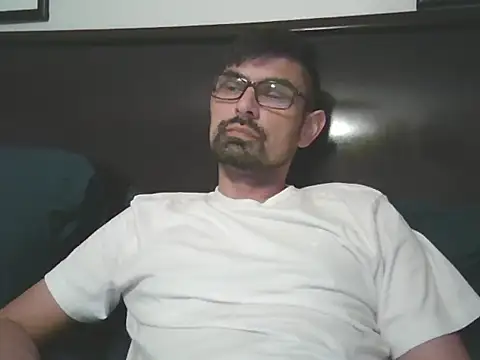 Snapshot of spence204011 chatting on 12/21/25, 01:52 spence204011 online show from 12/21/25, 01:52
