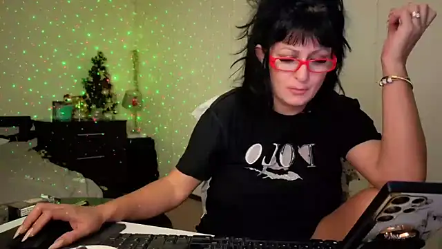 YourDreamLoverr online show from 12/22/25, 12:11