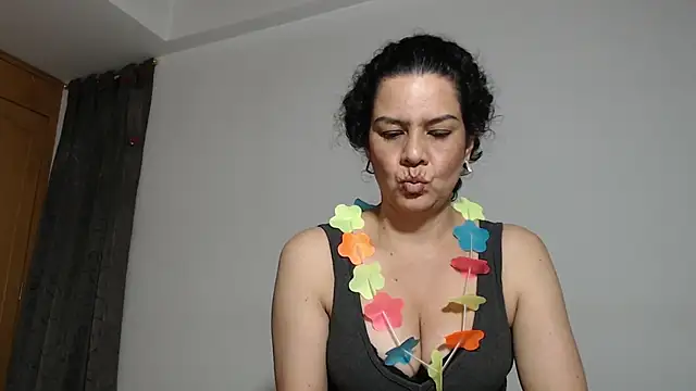 Snapshot of Sharickleon11 chatting on 10/16/25, 12:19 Sharickleon11 online show from 10/16/25, 12:19