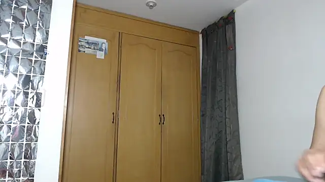 Snapshot of Sharickleon11 chatting on 10/17/25, 12:36 Sharickleon11 online show from 10/17/25, 12:36