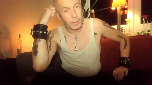 Snapshot of SHARPSkinhead chatting on 10/24/25, 10:42 SHARPSkinhead online show from 10/24/25, 10:42