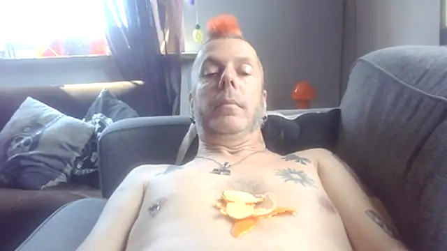Snapshot of SHARPSkinhead chatting on 05/14/26, 12:57 SHARPSkinhead online show from 05/14/26, 12:57