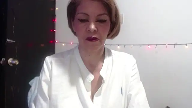 Snapshot of electra-mommy chatting on 06/10/26, 10:05 electra-mommy online show from 06/10/26, 10:05