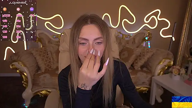 ChloeBrightt online show from 10/13/25, 08:21