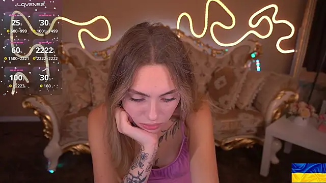 ChloeBrightt online show from 10/07/25, 07:59