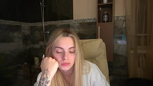 ChloeBrightt online show from 12/17/25, 08:47