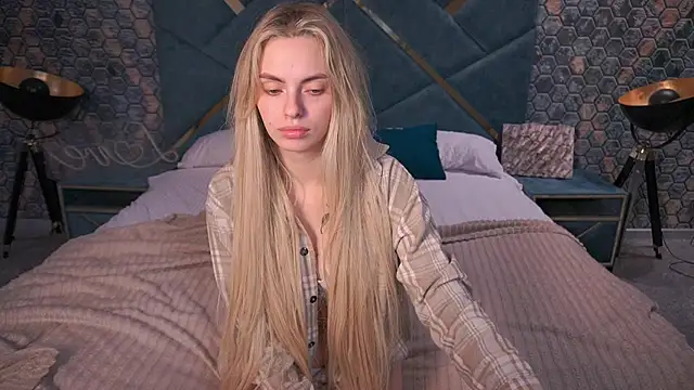 ChloeBrightt online show from 11/25/25, 08:53