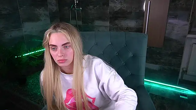 ChloeBrightt online show from 11/11/25, 08:36