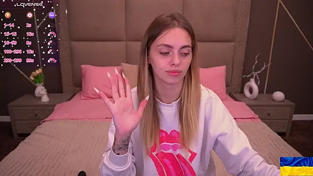 ChloeBrightt online show from 10/24/25, 08:19