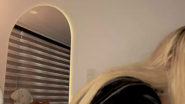 Snapshot of AtheneaRossi chatting on 10/28/25, 12:48 AtheneaRossi online show from 10/28/25, 12:48