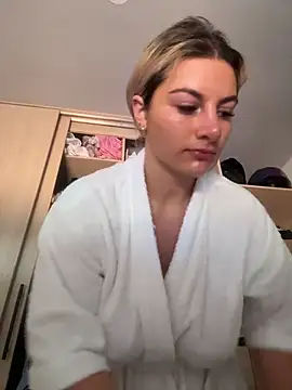 Snapshot of AtheneaRossi chatting on 04/29/26, 08:37 AtheneaRossi online show from 04/29/26, 08:37
