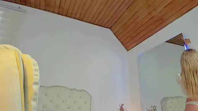 Snapshot of AtheneaRossi chatting on 10/01/25, 07:07 AtheneaRossi online show from 10/01/25, 07:07