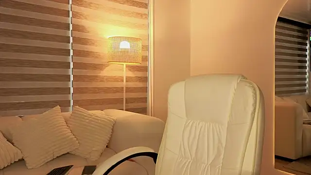 Snapshot of AtheneaRossi chatting on 10/04/25, 10:11 AtheneaRossi online show from 10/04/25, 10:11