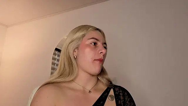 Snapshot of AtheneaRossi chatting on 10/20/25, 12:06 AtheneaRossi online show from 10/20/25, 12:06