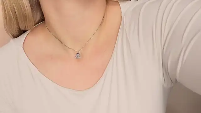 Snapshot of AtheneaRossi chatting on 10/21/25, 01:32 AtheneaRossi online show from 10/21/25, 01:32